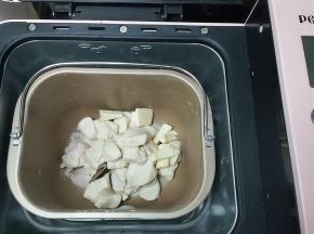 当IMAX程序结束后，取出面团切成小块或者用剪刀剪成小块，同时把盐跟软化好的黄油一并放入面包桶内，然后再放回面包机，再次设置一个IMIX程序。（每次的IMAX程序是20分钟）