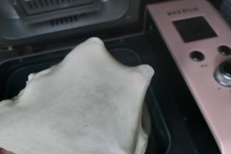 揉好的面团扯出的膜够结实有韧性，不容易破。