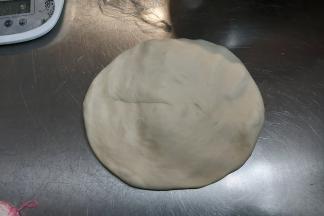 面团取出轻压排气。
