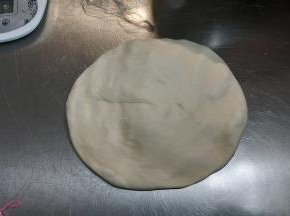 面团取出轻压排气。