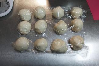 平均分成12份，分别搓圆，盖上保鲜膜静置松弛15-20分钟。