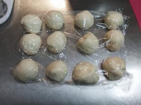 平均分成12份，分别搓圆，盖上保鲜膜静置松弛15-20分钟。
