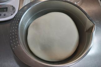 面团发至约两倍大后发酵完成。