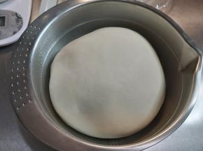面团发至约两倍大后发酵完成。