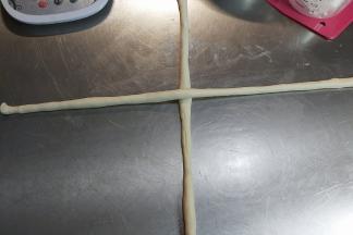 面团中间交叉摆放。