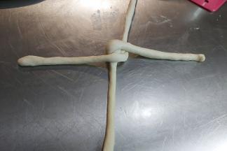 之后将左右的那一股面团同样交错横跨第一股。