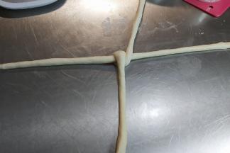 将上下的那股两端折叠，交错跨过上面的那股。