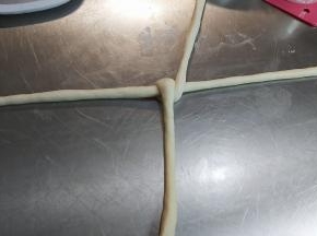 将上下的那股两端折叠，交错跨过上面的那股。