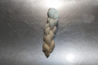 继续重复交错，直到尽头，捏紧。（就是垂直与水平的2条面团互相交叉）