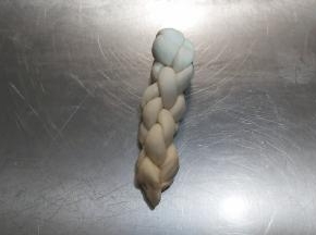 继续重复交错，直到尽头，捏紧。（就是垂直与水平的2条面团互相交叉）