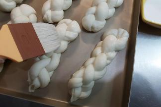 发酵完成后，在表面刷一层薄薄的牛奶。