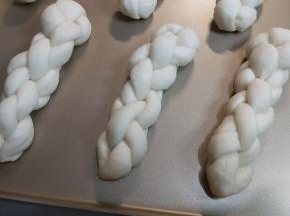 依次全部做好，排入烤盘进行二次发酵。