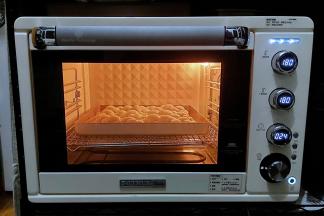 放入已经预热到180度的烤箱，烘烤20分钟左右至表面金黄即可。