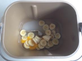 水、香蕉果肉、蛋液、糖和盐放进面包桶里