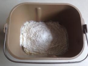 倒入面粉