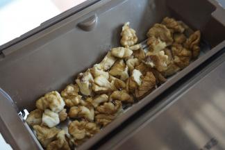 核桃仁提前放进果料盒内，如果你的面包机没有果料盒，需要手动投入的话，就在和面结束前3-4分钟才倒入，不要在一开始和面就放入，这样不利于面筋的形成