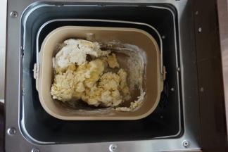 启动面包机，你在一开始看到的面团可能会比较干，不要随意加水，继续观察