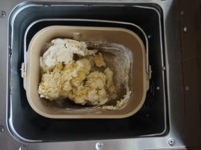 启动面包机，你在一开始看到的面团可能会比较干，不要随意加水，继续观察