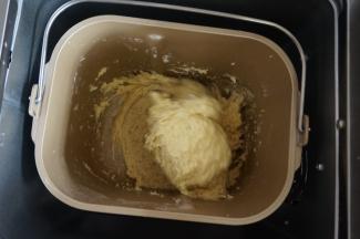 和面2、3分钟左右，香蕉所含的水分就会释放出来，这时候看到的面团会有得稀软