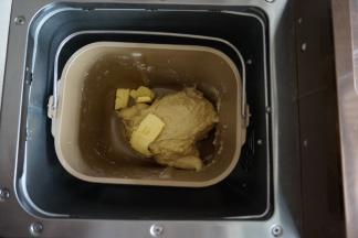 第一次和面结束大概是8分钟，加入切成小块的黄油