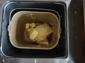 第一次和面结束大概是8分钟，加入切成小块的黄油