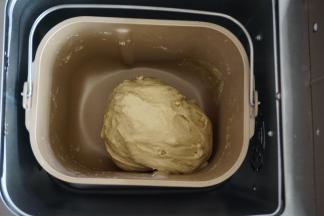 面包机在静置5分钟后会继续和面，这是面团和好的状态