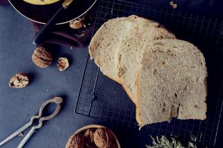 面团发酵好之后就会自动烘烤，烘烤结束，尽快将面包倒出来，放在晾架上晾凉后才切片