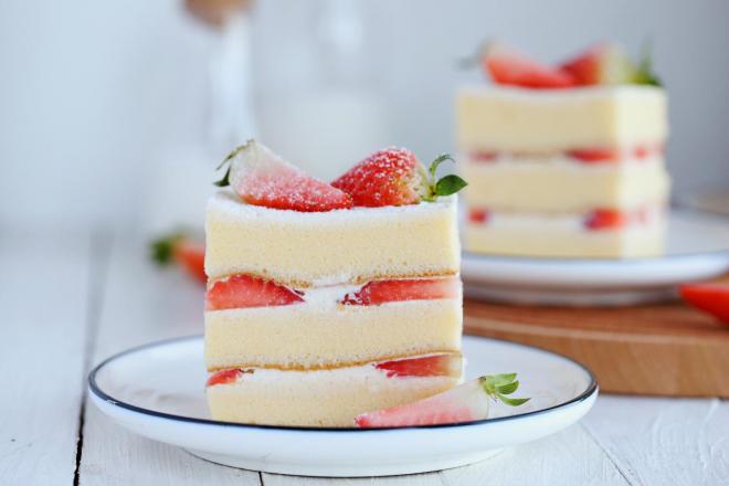 草莓奶油切片蛋糕