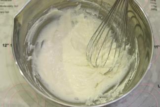 低粉筛入油奶混合物内，拌匀。