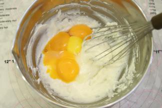 磕入蛋黄，蛋清放入冰箱冷冻备用。