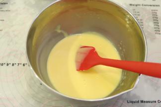 拌至顺滑的蛋黄糊。