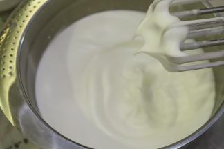 取出蛋清，滴入柠檬汁，分三次将细砂糖加入蛋清内，打发至8成（小弯钩）。