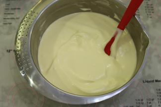 蛋白和蛋黄糊分三次用翻拌的手法混合均匀，最后的蛋糕糊细腻无明显的气泡。