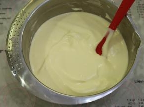 蛋白和蛋黄糊分三次用翻拌的手法混合均匀，最后的蛋糕糊细腻无明显的气泡。