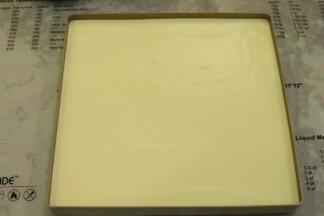 28x28的方形烤盘内抹上一层薄薄的玉米油，倒入蛋糕糊，轻震去气泡。