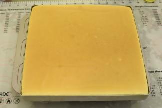 出炉轻震几下放2分钟后盖上油纸倒扣。