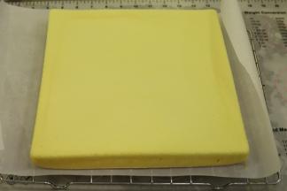 放至温热时脱模，四周切平。