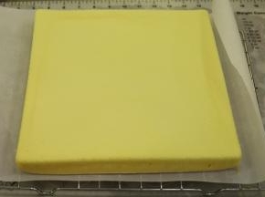 放至温热时脱模，四周切平。