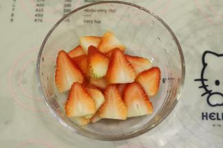 草莓洗净8个切成大概2-3毫米厚的草莓片。