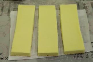 蛋糕片平均切成3块。