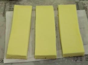 蛋糕片平均切成3块。