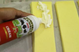 先取一块蛋糕片，上面挤上奶油。