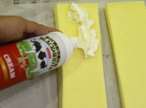 先取一块蛋糕片，上面挤上奶油。