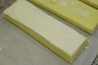 利用抹刀抹平。