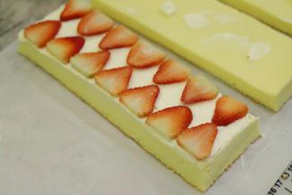 放上沥干水分的草莓片。