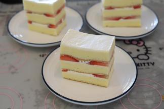 将蛋糕平均分成5小块。