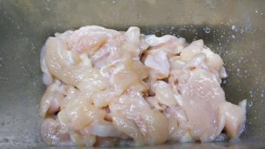 鸡胸肉切片，用油、盐、糖、蚝油、淀粉腌15分钟