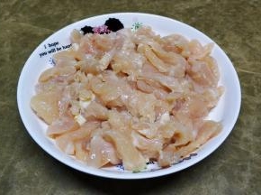 将腌制好的鸡胸肉移入盘子里平均铺好