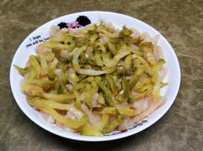 放入半包儿童榨菜平铺好