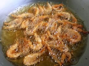 锅中倒入比炒菜多一些的油，当油温升至八成热时，将小海虾分次入油锅中，并用筷子快速打散，不要有粘连。
炸至小海虾表面微黄捞出。